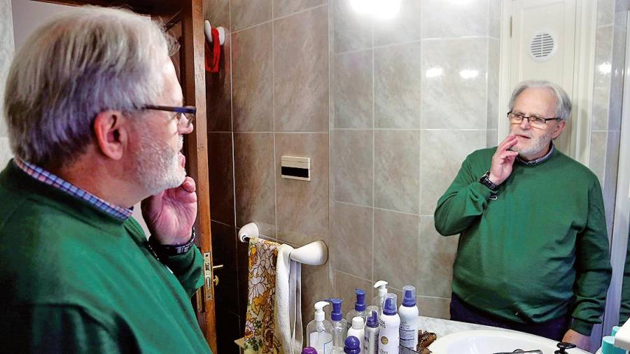 El 15 de octubre de 2014 abrió los ojos tras 35 años en coma; se miró al espejo y vio a un viejo. Foto: Salvador Sas