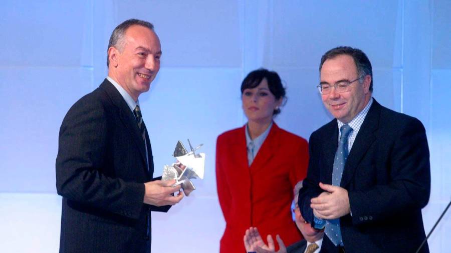 Recibiendo de manos del alcalde de Santiago, Xosé Sánchez Bugallo, el premio Galicia de Comunicación. Foto: ECG