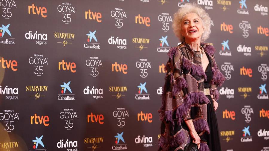 La actriz Marisa Paredes posa en la alfombra roja en la 35 edición de los Premios Goya en el Teatro del Soho CaixaBank de Málaga a 6 de marzo del 2021 .Álex Zea / Europa Press
