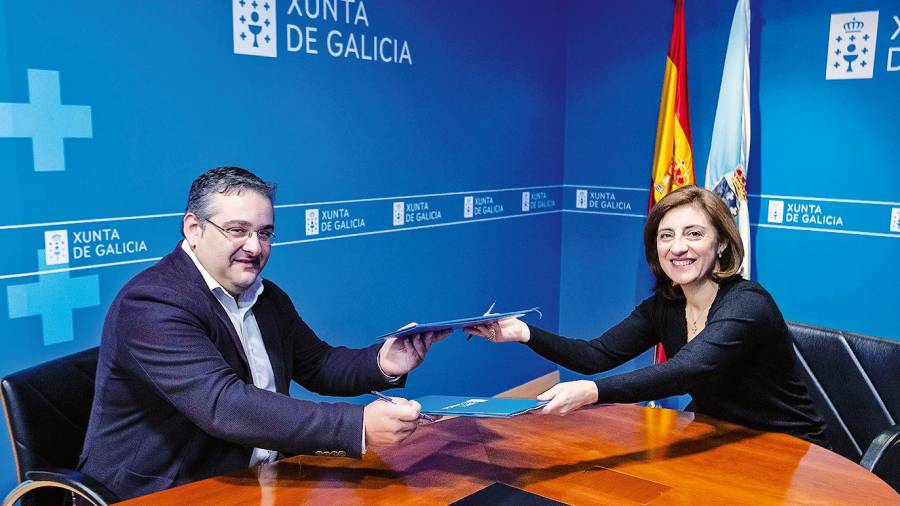 El alcalde dubrés, José Manuel Varela, y la conselleira Ángeles Vázquez, durante la firma