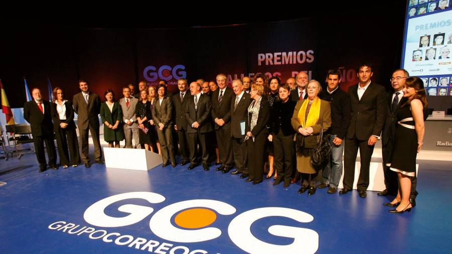 2008. José Manuel Otero Alonso, entre el delegado del Gobierno y el presidente EMILIO PÉREZ TOURIÑO, en la foto de familia.Foto: ECG