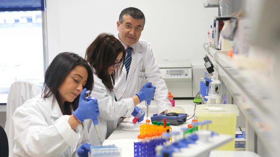 Rafael López, jefe de Oncología del CHUS, con dos investigadoras en el laboratorio de Oncomet Foto: Antonio Hernández