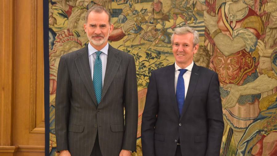 El Rey Felipe VI (i) recibe en audiencia al presidente de la Xunta, Alfonso Rueda, en el Palacio de La Zarzuela. Foto: Gustavo Valiente