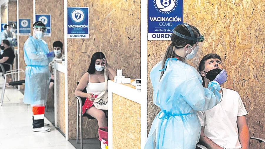 pandemia. Varias trabajadoras sanitarias realizan test de antígenos durante el cribado poblacional realizado en el mes de julio en Expourense. Foto: Brais Lorenzo.
