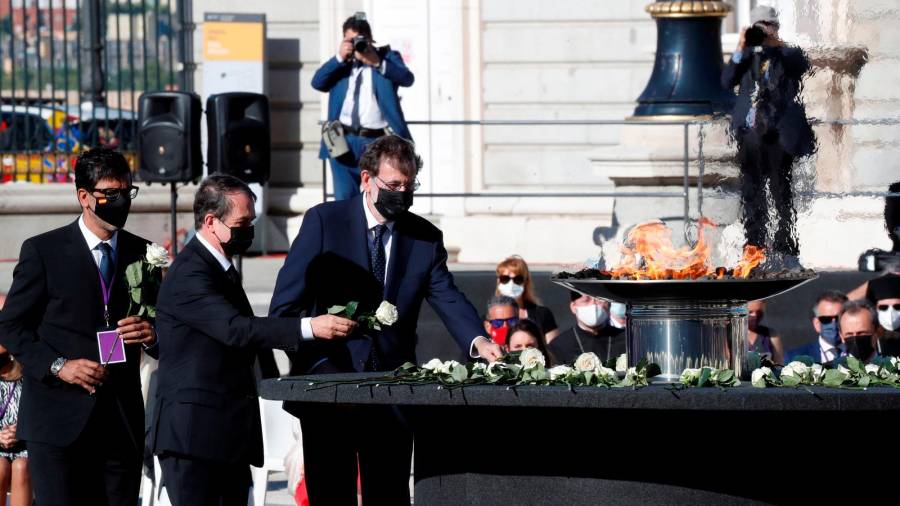 El presidente de Inditex, Pablo Isla, también se sumó al homenaje de todos los españoles a las víctimas causadas por la pandemia de la covid-19. Foto: Fernando Alvarado/Efe
