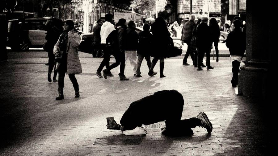 Imagen de archivo de una persona pidiendo en una calle de Barcelona. FOTO: Esteban Delaiglesia