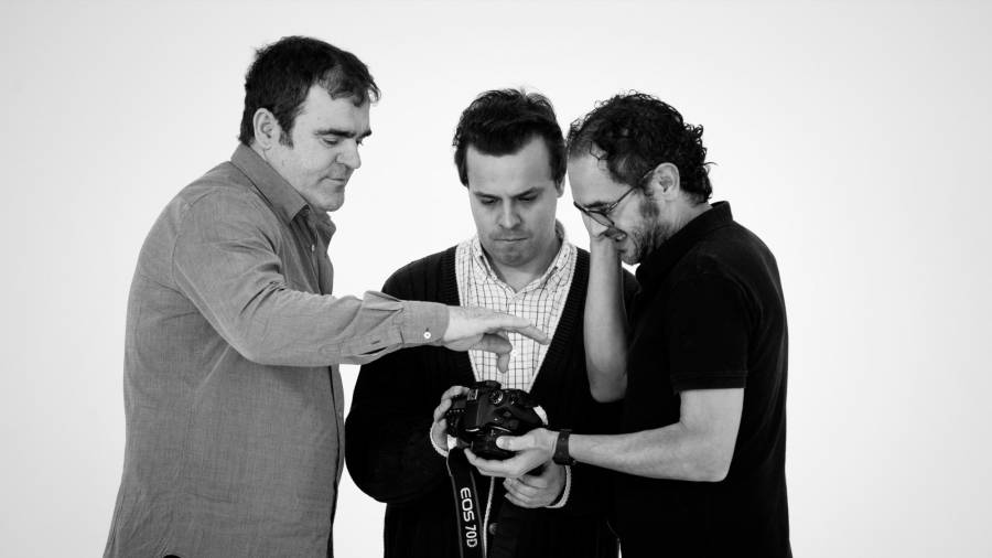 Momento de la sesión en la que Francisco Leiro e Ismael están mirando las fotos con Manu Suárez. Foto: La Diapo Fotografía