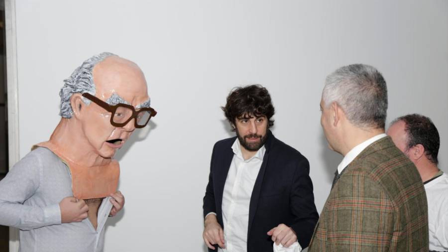 El ‘cabezudo’ de José Saramago, Eduardo Maragoto, de AGAL, y Valentín García