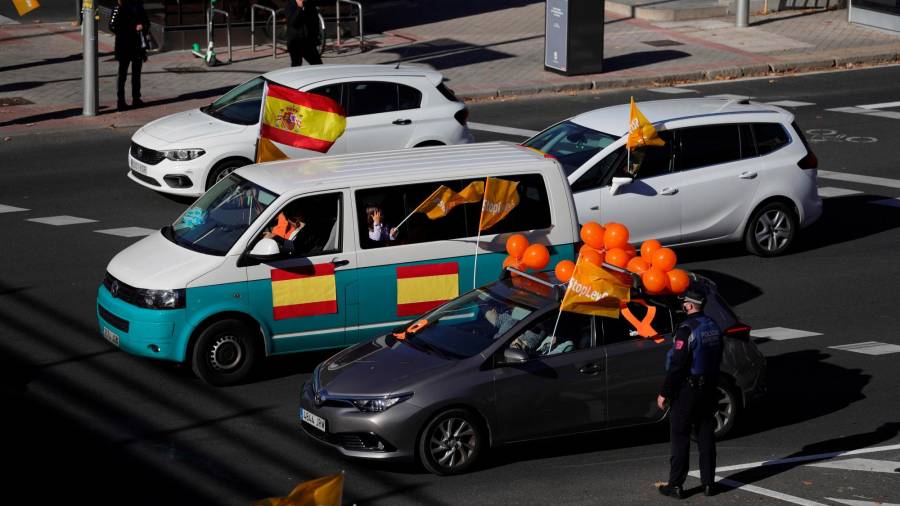 GRAF3454. MADRID, 22/11/2020.- Varios coches participa en la manifestación con vehículos que recorre el Paseo de la Castellana desde Cuzco a Cibeles en Madrid este domingo contra la Ley de Educación (LOMLOE), denominada también 'Ley Celaá', aprobada esta semana en el Congreso. EFE/JuanJo Martín