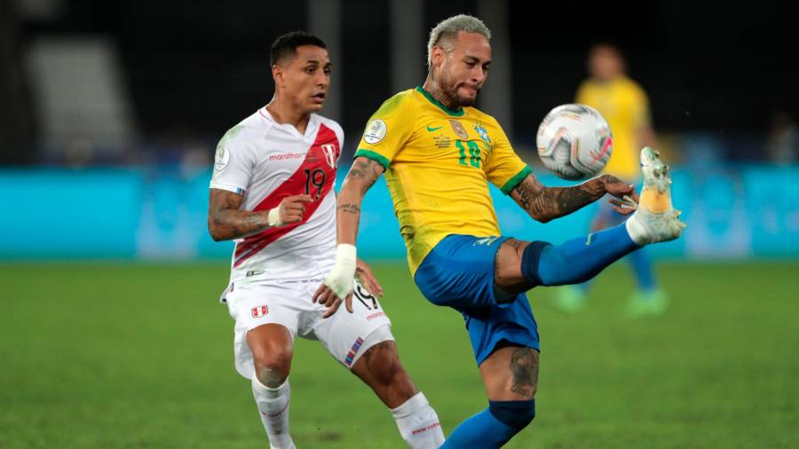 Neymar de Brasil disputa el balón con Yoshimar Yotún de Perú, durante un partido por las semifinales de la Copa América en el estadio Olímpico Nilton Santos de Río de Janeiro (Brasil). Foto: Andre Coelho