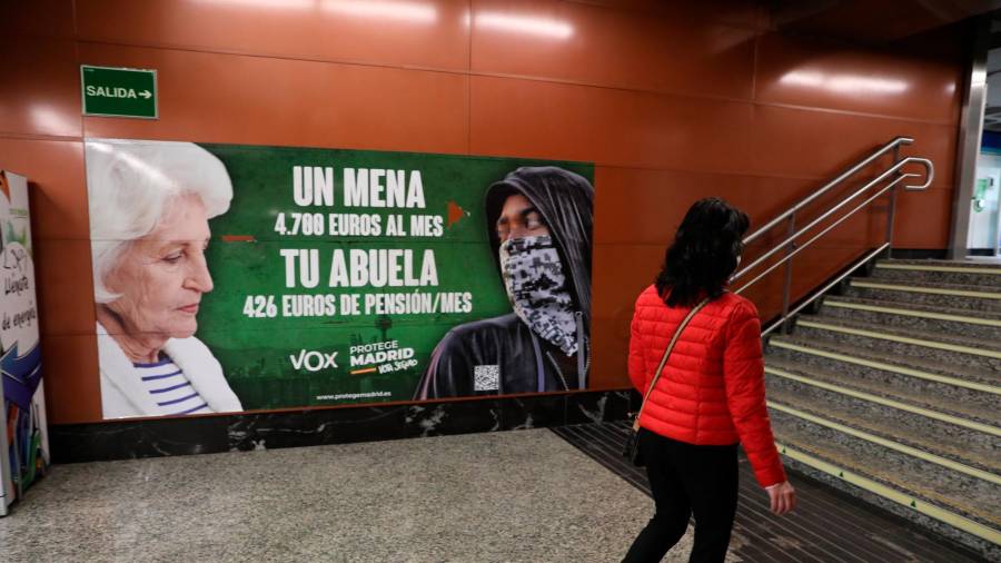 Cartel electoral de Vox en la estación de cercanías de la madrileña Puerta del Sol. Foto: Marta Fernández Jara