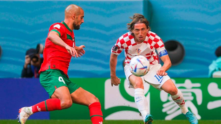 Luka Modric (d.), durante el partido ante Marruecos. DPA