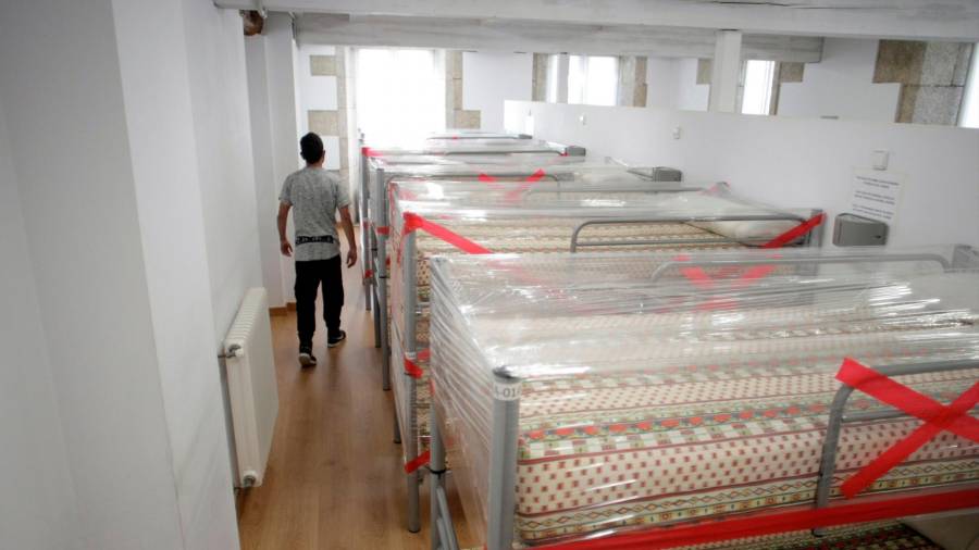 Albergue de peregrinos ‘Casa da Pescadería’, en Betanzos, con las camas superiores de las literas inutilizadas para cumplir con las medidas de aforo al 30 %