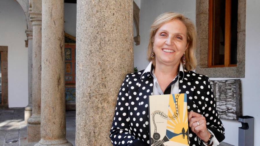 SANTIAGO. Pilar Falcón con su libro ‘Un camiño de cinema Xacobeo’. Foto: Fernando Blanco