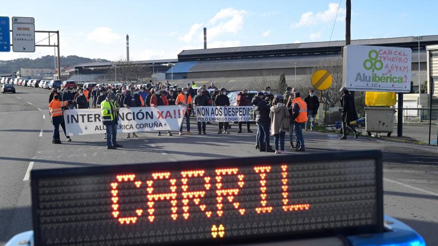 Vista de la protesta de los trabajadores de Alu Ibérica ante la planta coruñesa. Foto: E. Press