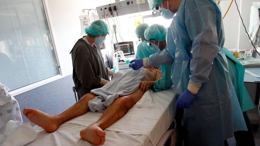 NUEVO TRATAMIENTO. Varios sanitarios atienden a un paciente con COVID-19 en el Complejo Hospitalario Universario de Ferrol. Foto: EFE/Kiko Delgado