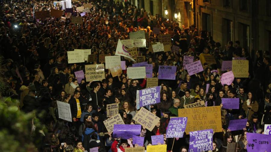 En Santiago de Compostela cientos de mujeres y hombres se manifiestan por las calles. (Imagen, Antonio Hernández para El Correo Gallego)