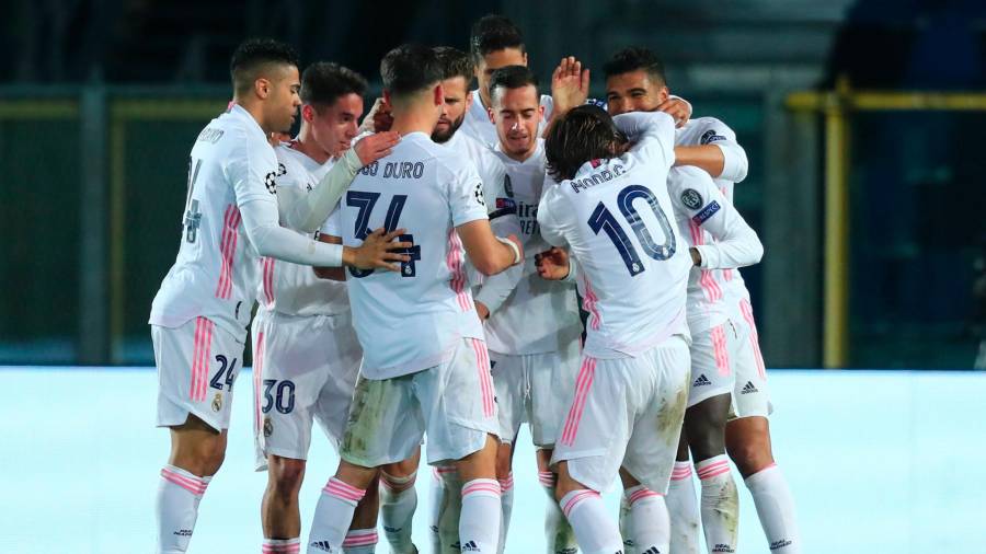 Ferland Mendy celebra con sus compañeros del Real Madrid tras marcar el 1-0. Foto: Magni