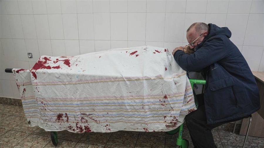 Serhii, padre del adolescente Iliya, llora sobre el cuerpo sin vida de su hijo en un hospital de maternidad convertido en sala médica en Mariúpol. (Fuente, www.nationalgeographic.com.es/fotografia)