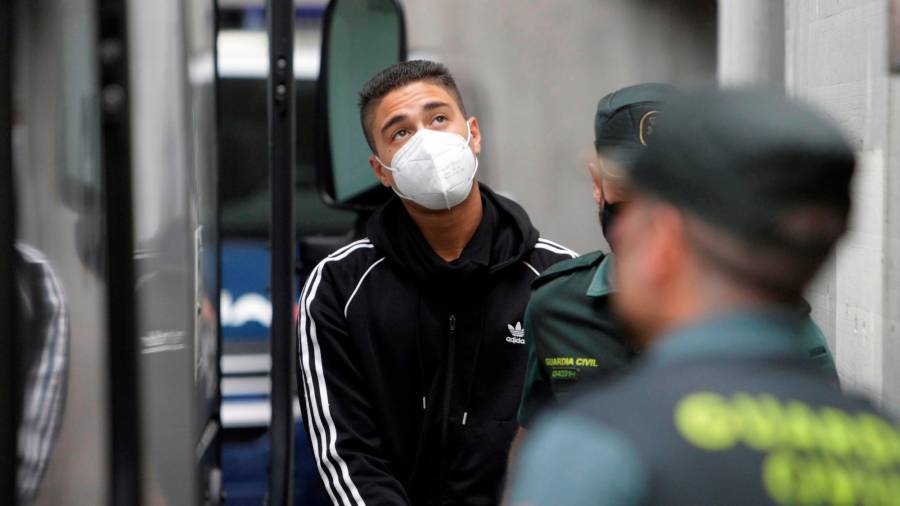 sin capucha Kaio sale del edificio de los juzgados de A Coruña, conducido por agentes de la Guardia Civil . Foto: EFE /Cabalar