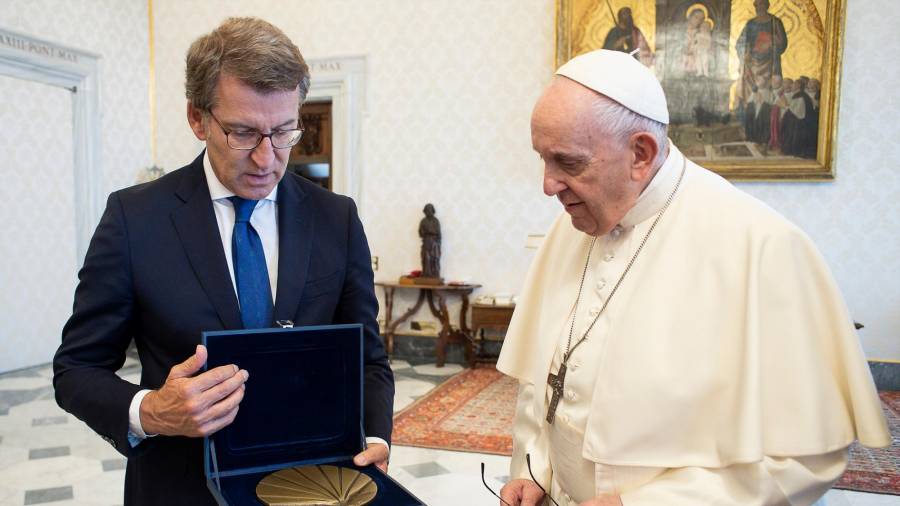 Feijóo, en el Vaticano: “El papa conoce muy bien a los gallegos y le tiene un gran aprecio a nuestro pueblo; eso ayuda mucho”