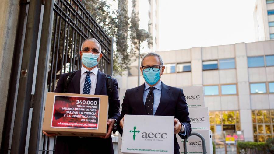 El investigador Xosé Bustelo, izquierda, y el presidente de la AECC Ramón Reyes . Foto: D.F.