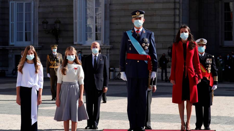 El rey Felipe saluda a las tropas a su llegada al acto organizado con motivo del Día de la Fiesta Nacional, en Madrid este lunes. FOTO: EFE/Kiko Huesca