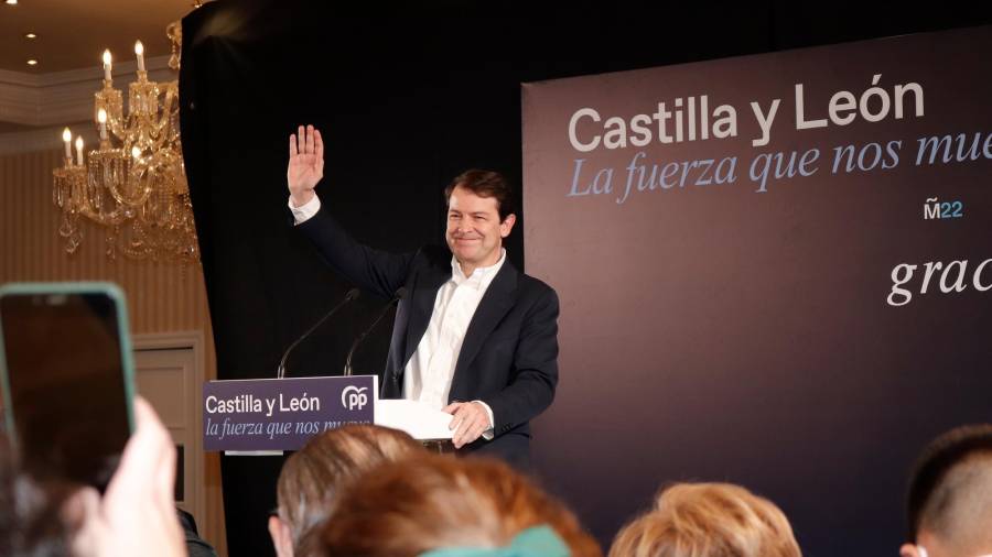 El candidato del PP a la reelección en Castilla y León, Alfonso Fernández Mañueco, ayer tras conocer los resultados de la jornada electoral. Foto: Manuel Ángel Laya