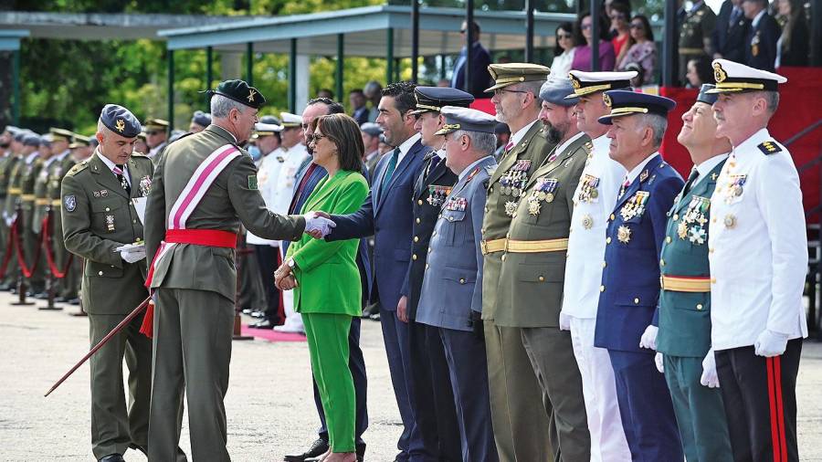 El general Carlos Melero saluda al delegado de la Xunta en Pontevedra, Luis López, durante los actos commemorativos del 56 aniversario de la Brilat en el acuartelamiento de Figueirido