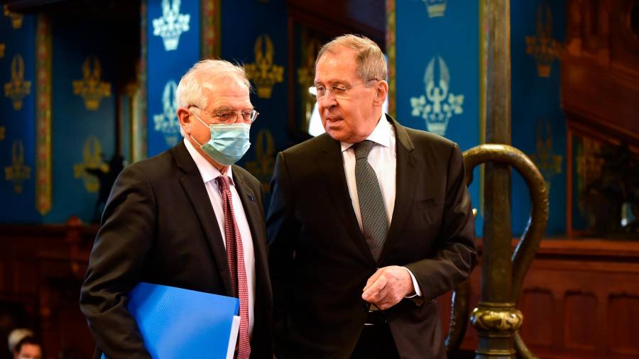 Borrell con su mascarilla escucha a Lavrov. Foto: Europa Press