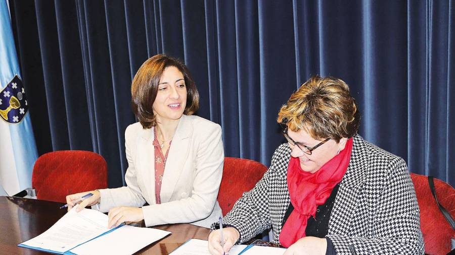 CONVENIO. A conselleira Ángeles Vázquez, esquerda, e a alcaldesa, Teresa Villaverde, o día que asinaron o convenio. F: C.