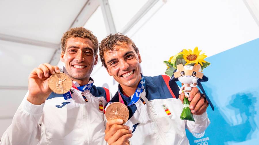 Nico Rodríguez y Jordi Xammar, con sus medallas. Foto: Sailingshots by María Muiña/RFEV