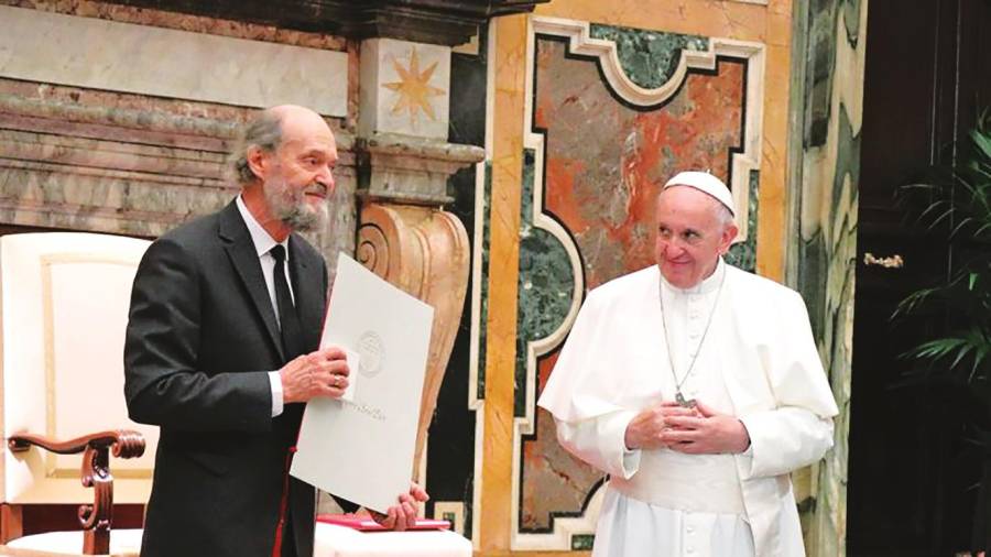 Arno Pärt recibe el Premio Ratzinger en 2017, ante la beatífica y cordial mirada del actual papa Francisco Foto: A. P.
