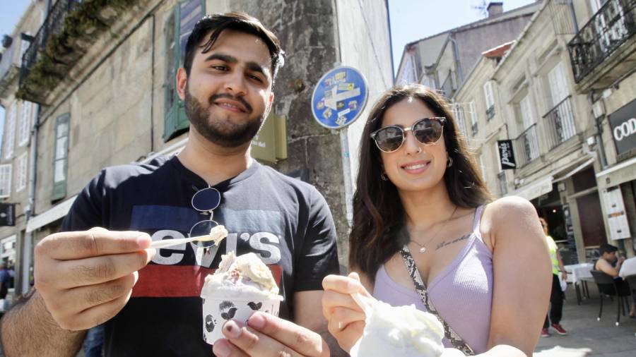 Dos jóvenes disfrutan de un helado en Santiago FOTO: Fernando Blanco