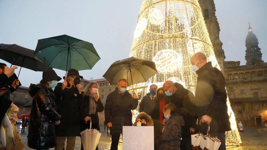 Encendido del alumbrado de Navidad, ayer, en la plaza del Obradoiro, ante la corporación municipal, presidida por el alcalde Xosé Sánchez Bugallo. Foto: Antonio Hernández