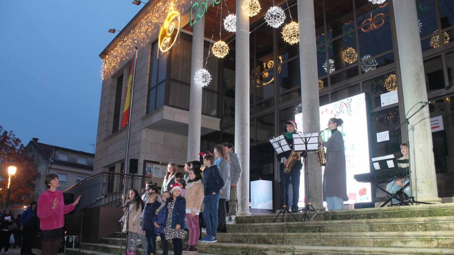 Coro e instrumentistas en el encendido de la iluminación navideña de Ames en Bertamiráns. Foto: CA