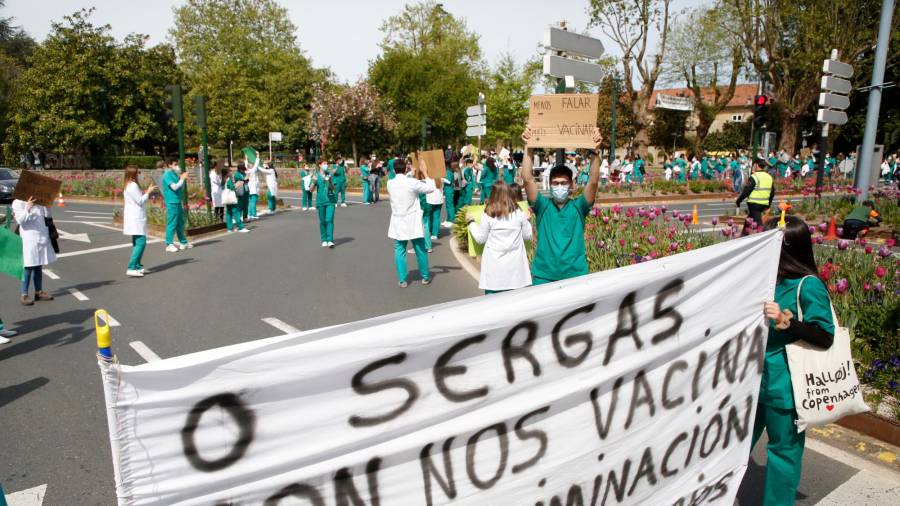 Centenares de alumnos por las calles compostelanas pidiendo que se les vacune cuanto antes. Foto: Antonio Hernández