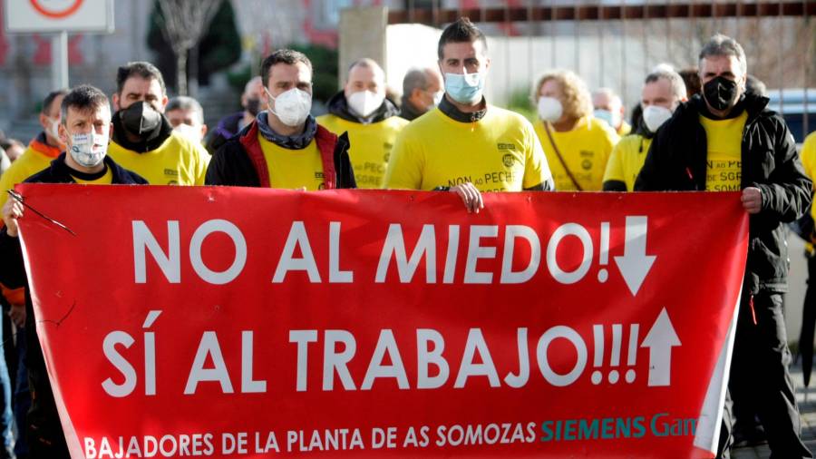 “No al miedo, sí al trabajo’ destacaba una de las pancartas que empleados de Siemens Gamesa portaron el viernes en A Coruña. Foto: Efe/Cabalar