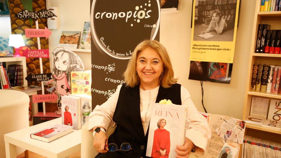 La escritora y periodista Carmen Gallardo posa con el libro, ayer, en Cronopios. Foto: A. H.