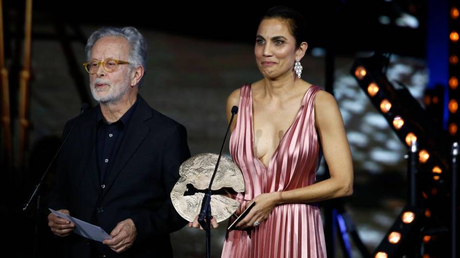 Fernando Colomo y Toni Acosta durante la gala de entrega de la 28 edición de los Premios José María Forqué. FOTO: Javier Ramírez