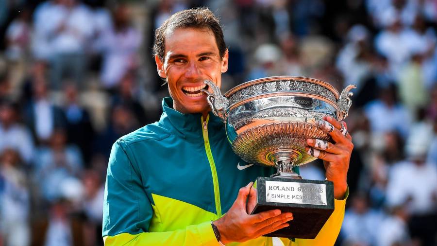 14º Título de ROLAND GARROS. Rafael Nadal muerde, en un gesto característico, el trofeo del Abierto de Francia 2022. Foto: EP 