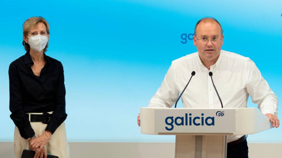 Marta González y Miguel Tellado durante la comparecencia ante la prensa. Foto: ECG