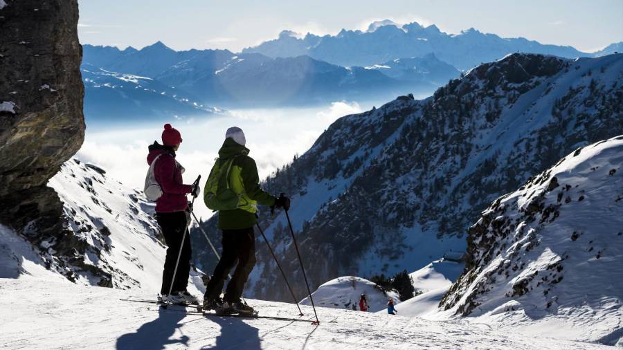 Gente esquiando y disfrutando de un día soleado en las montañas de Valais. Crans-montana, Suiza. (Autor, Jean-Christophe Bott para EFE).