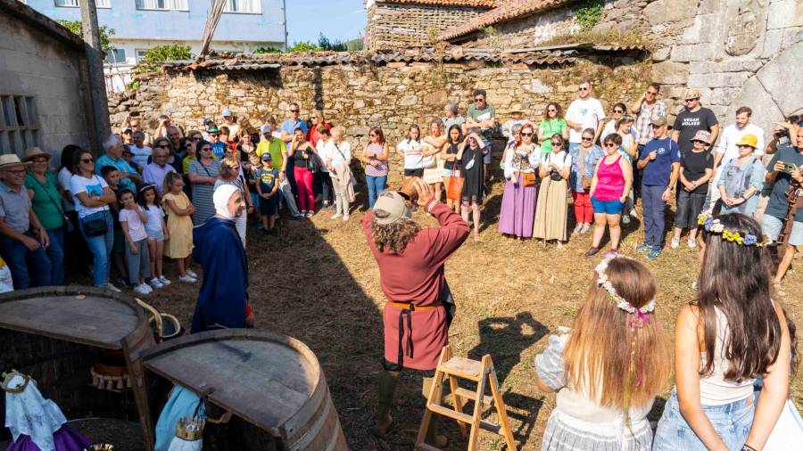 Os Quinquilláns fixeron unha representación teatral para que a aldea do municipio de Cabana volvese ó medievo.