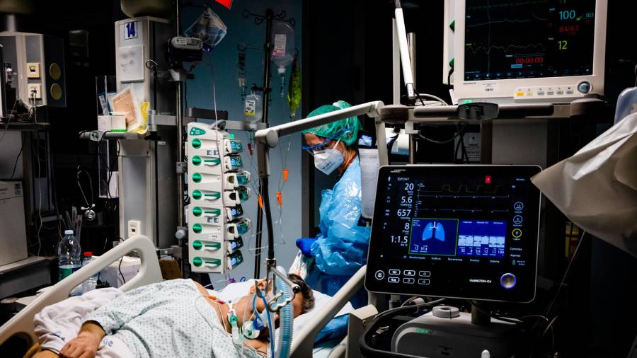 Una doctora atiende a un paciente con coronavius en una unidad de cuidados intensivos del Hospital Universitario de São João, en la ciudad de Oporto Foto: Rita F./E.P.
