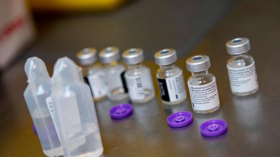 Varias dosis de la vacuna de Pfizer en una nevera. (Foto: EFE/Enric Fontcuberta)