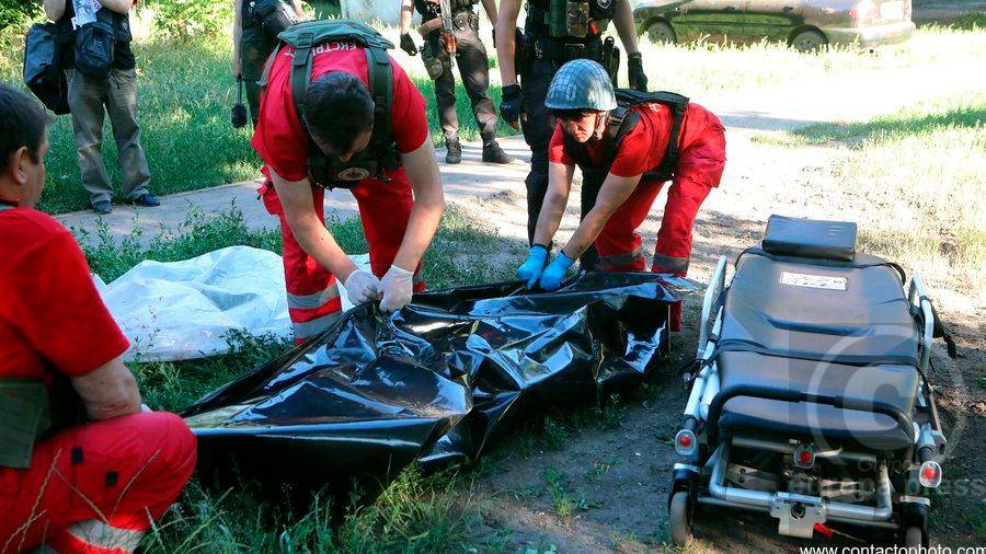 27 de junio de 2022, Kharkiv, Ucrania: Paramédicos recogen el cuerpo de un hombre que murió como resultado de los ataques con cohetes de las tropas rusas en una zona residencial de Kharkiv, en el norte de Ucrania. Esta foto no puede ser distribuida en la federación rusa. FOTO: Vyacheslav Madiyevskyi / Zuma Press / ContactoPhoto / 28/06/2022