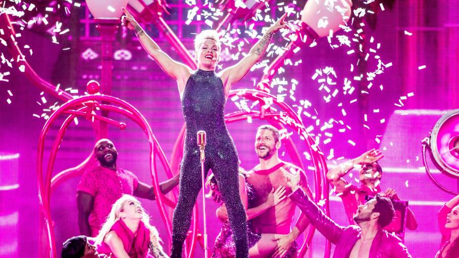 Actuación de la cantante Pink durante su Beautiful Trauma World Tour 2019 en Horsens, Dinamarca. (Autor, Akhtar Soomro. Fuente, EFE)