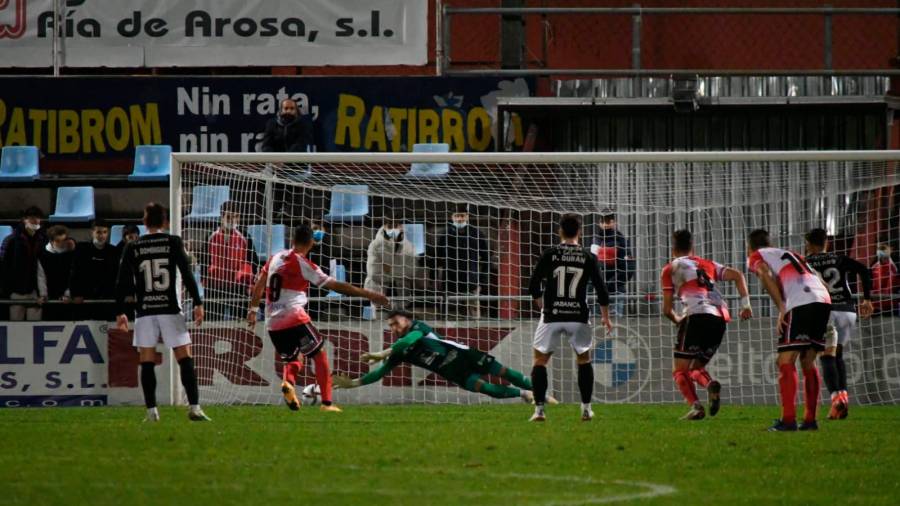 DECISIVO Momento en el que Pato desvía el penalti lanzado por Pedro Beda. Foto: A. Rey