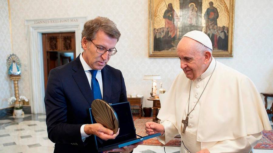 Momento en el que Feijóo hizo entrega de una concha jacobea al sucesor de San Pedro. Foto: Vatican media